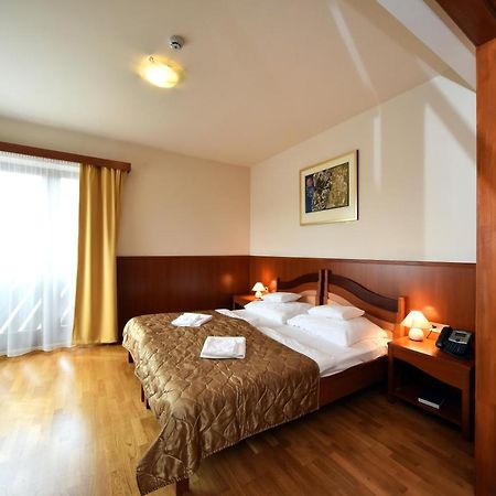 Hotel Kumania Kisujszallas Bagian luar foto