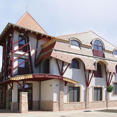 Hotel Kumania Kisujszallas Bagian luar foto