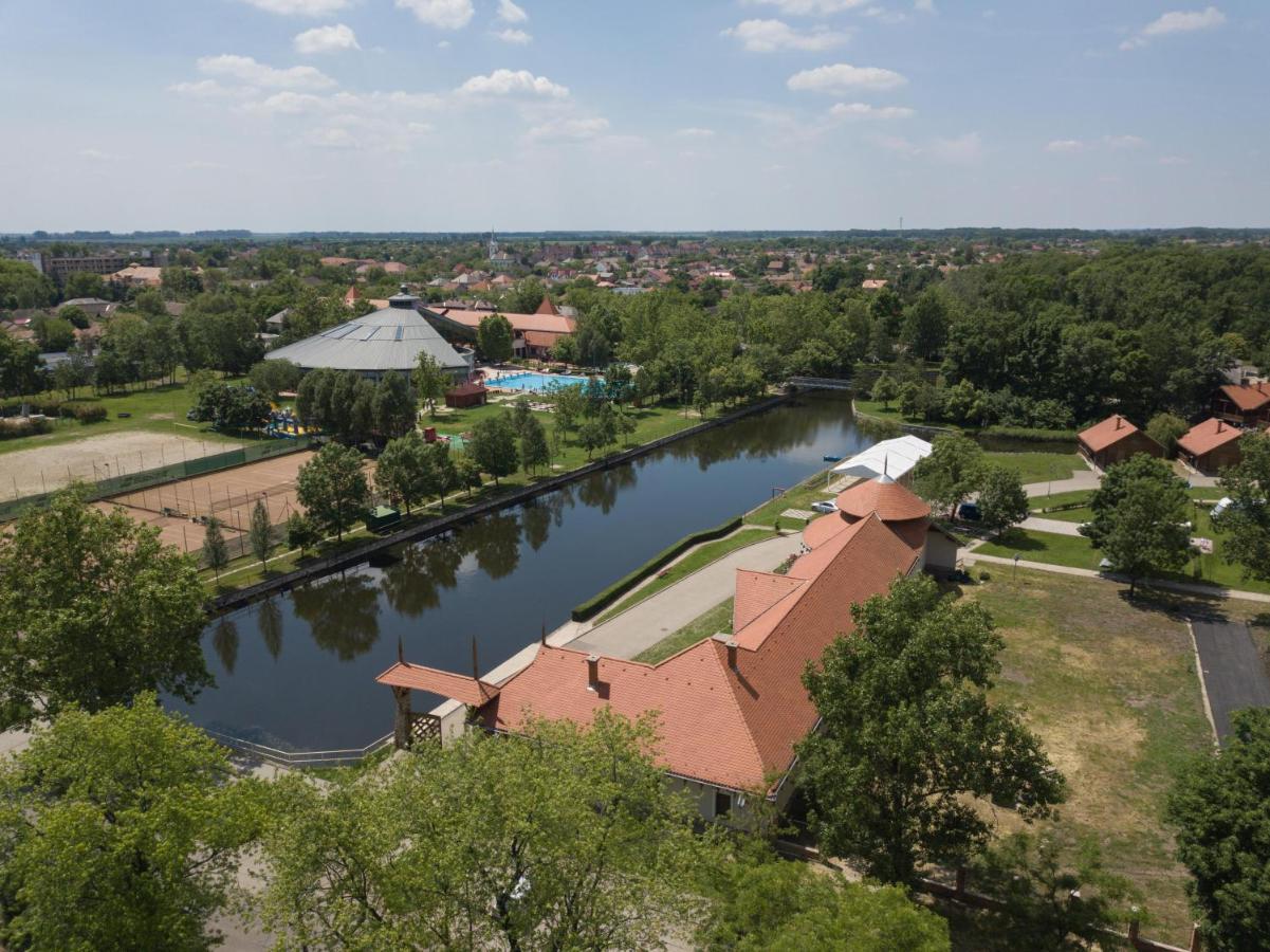 Hotel Kumania Kisujszallas Bagian luar foto