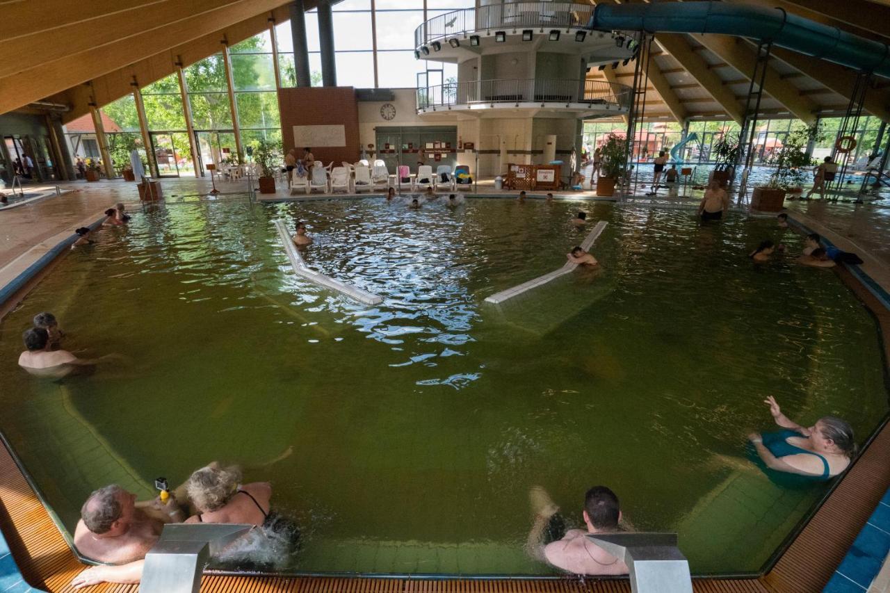 Hotel Kumania Kisujszallas Bagian luar foto