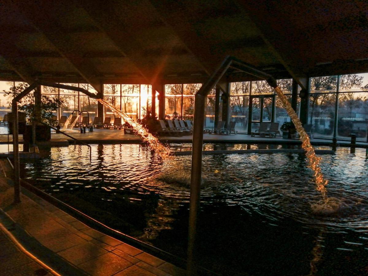 Hotel Kumania Kisujszallas Bagian luar foto