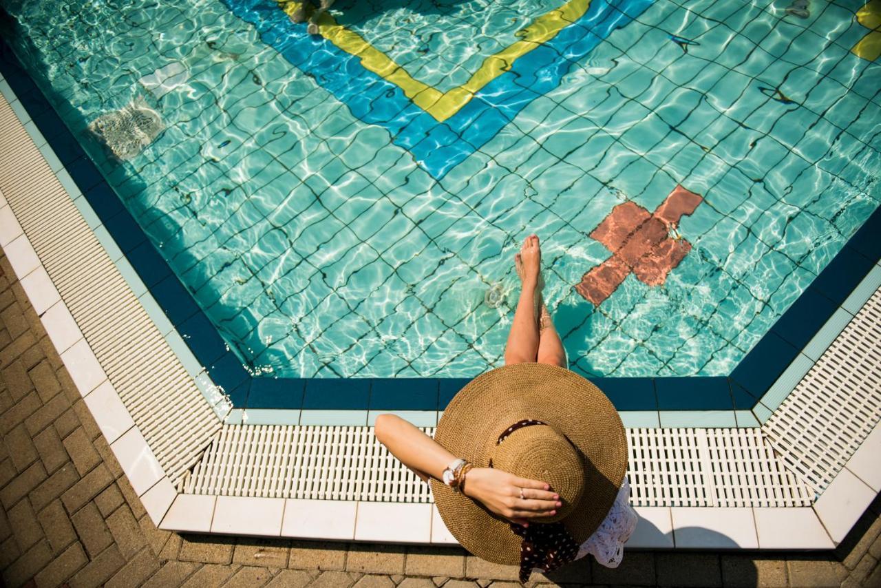 Hotel Kumania Kisujszallas Bagian luar foto