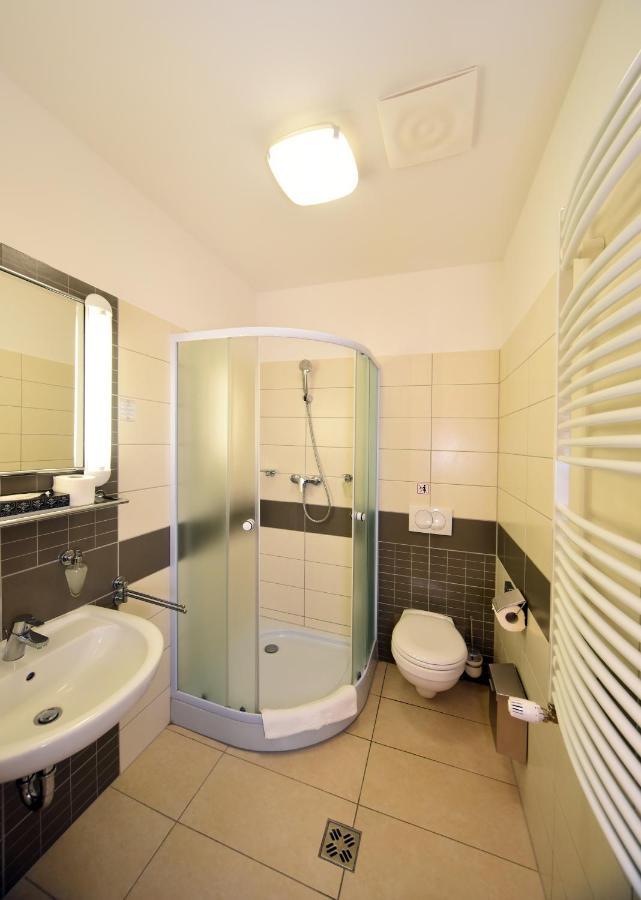 Hotel Kumania Kisujszallas Bagian luar foto