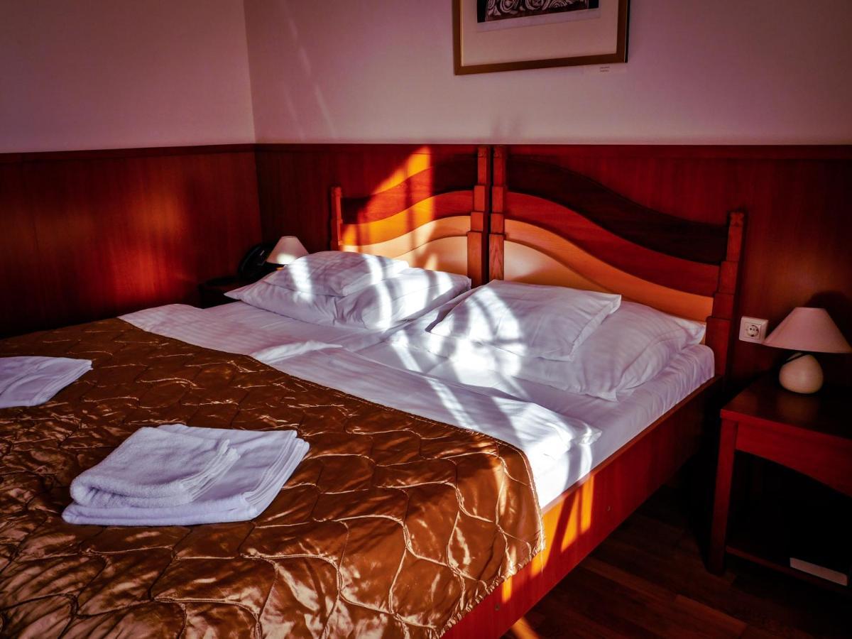 Hotel Kumania Kisujszallas Bagian luar foto