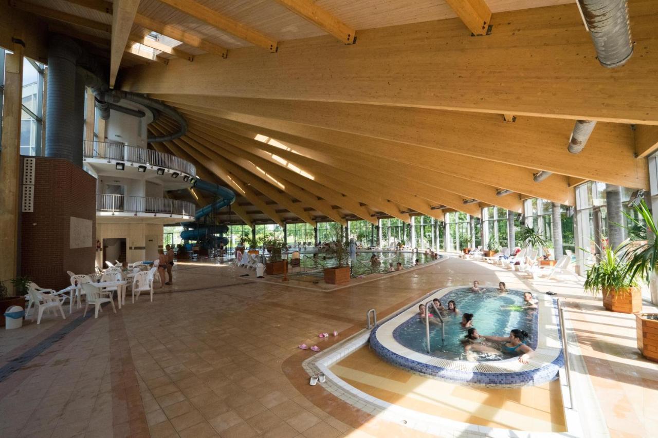 Hotel Kumania Kisujszallas Bagian luar foto