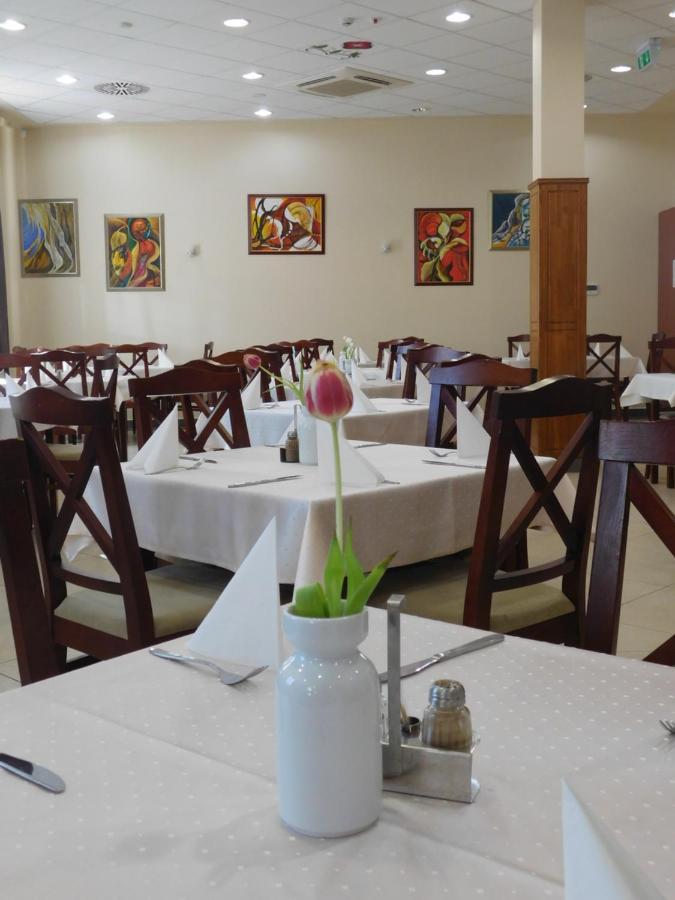 Hotel Kumania Kisujszallas Bagian luar foto