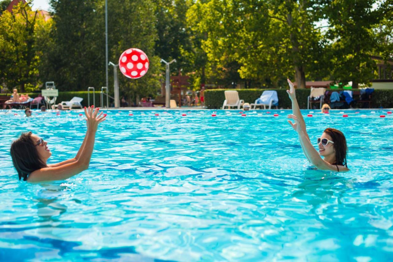 Hotel Kumania Kisujszallas Bagian luar foto