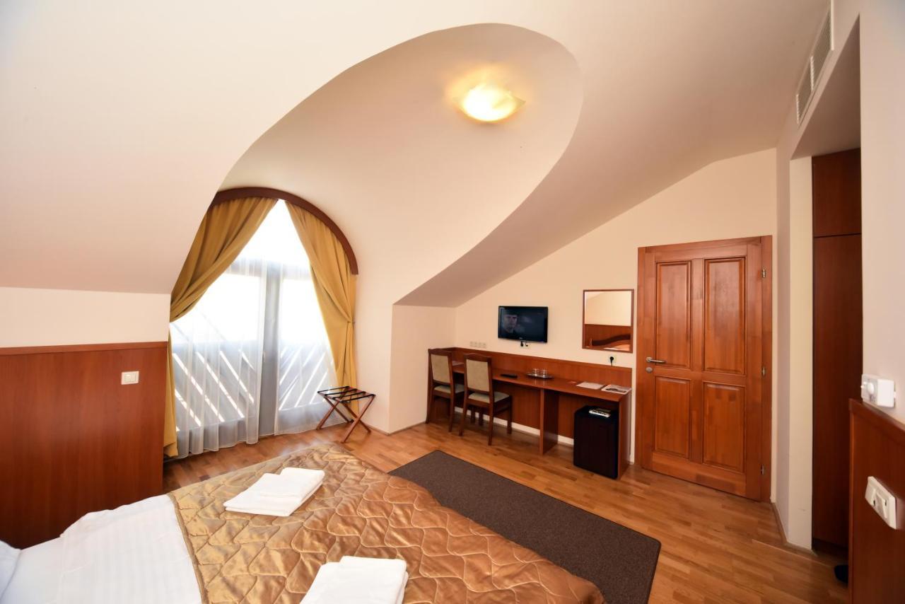 Hotel Kumania Kisujszallas Bagian luar foto