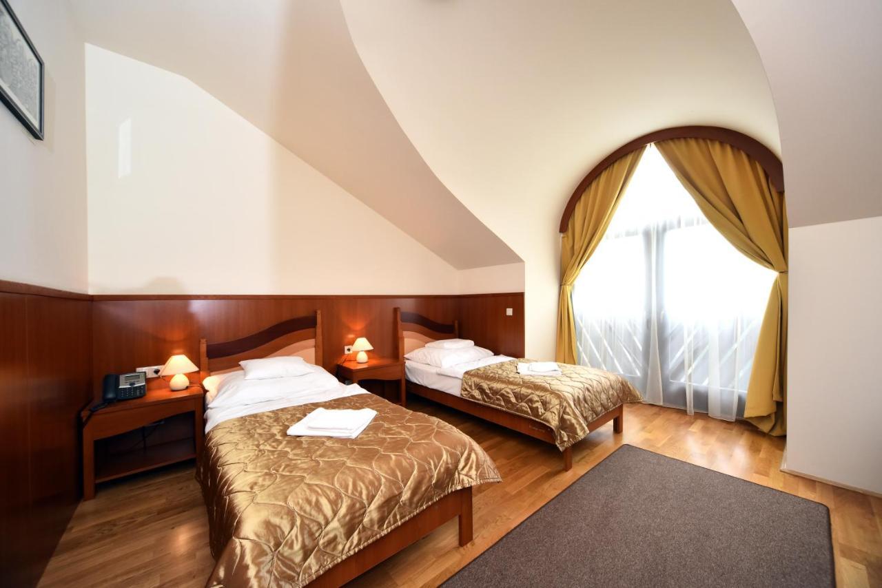 Hotel Kumania Kisujszallas Bagian luar foto