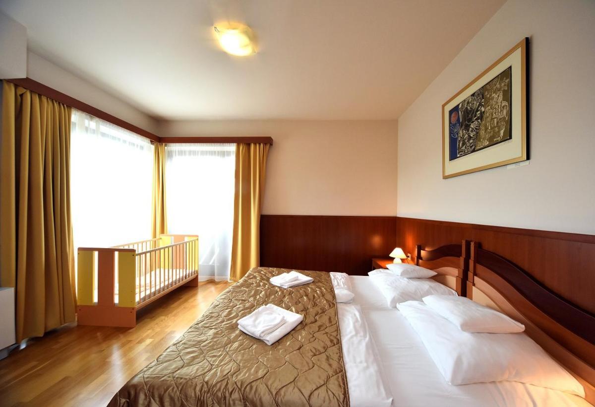 Hotel Kumania Kisujszallas Bagian luar foto
