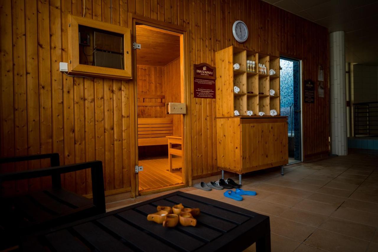 Hotel Kumania Kisujszallas Bagian luar foto