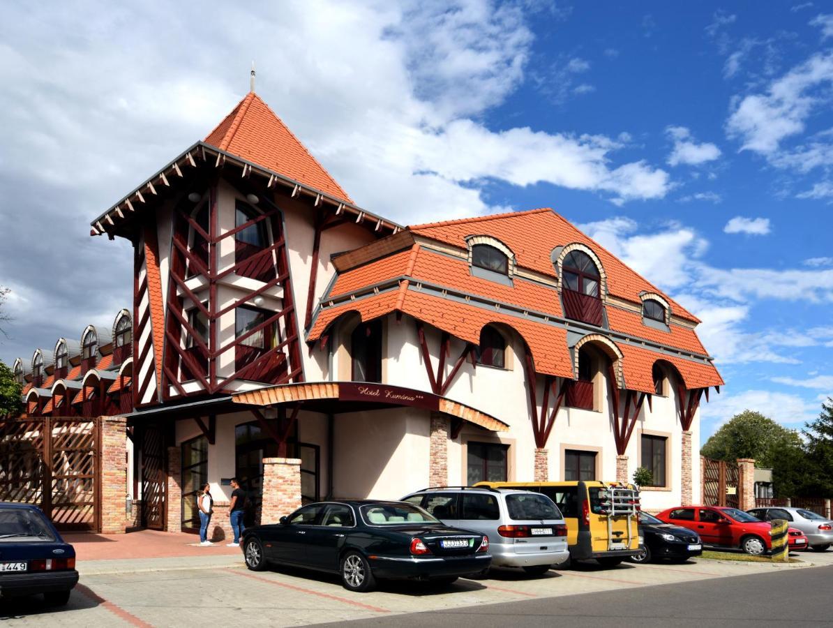 Hotel Kumania Kisujszallas Bagian luar foto