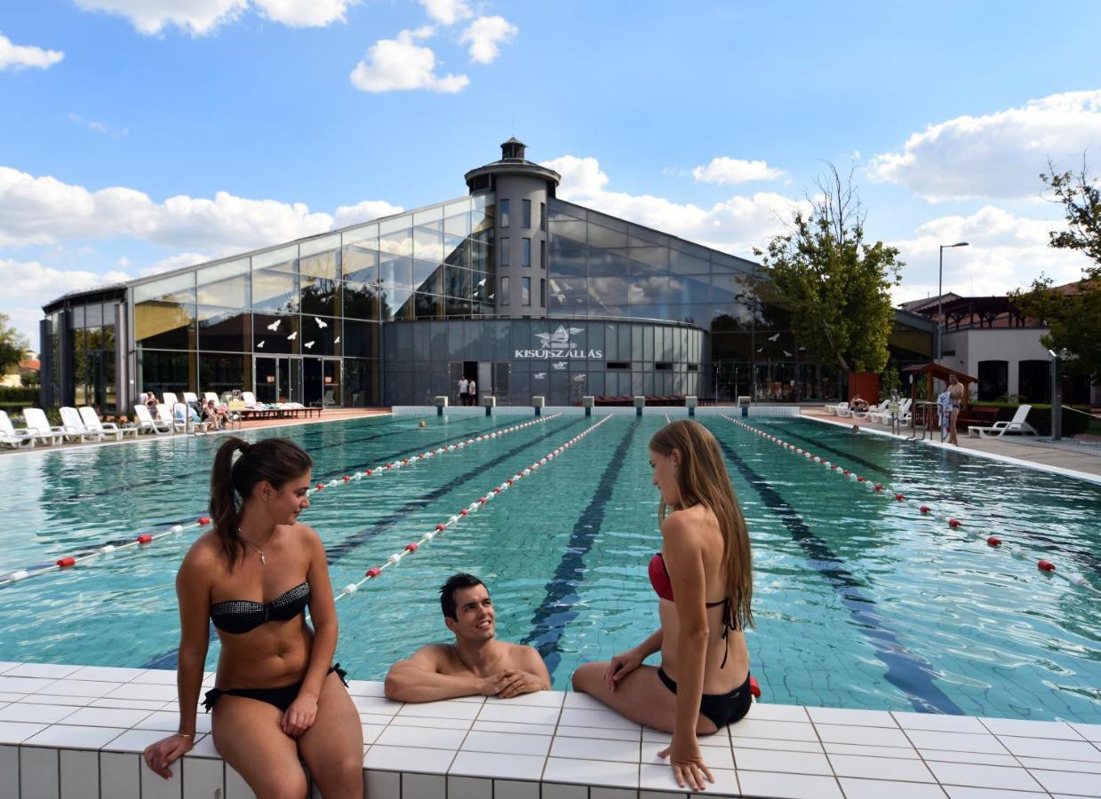 Hotel Kumania Kisujszallas Bagian luar foto