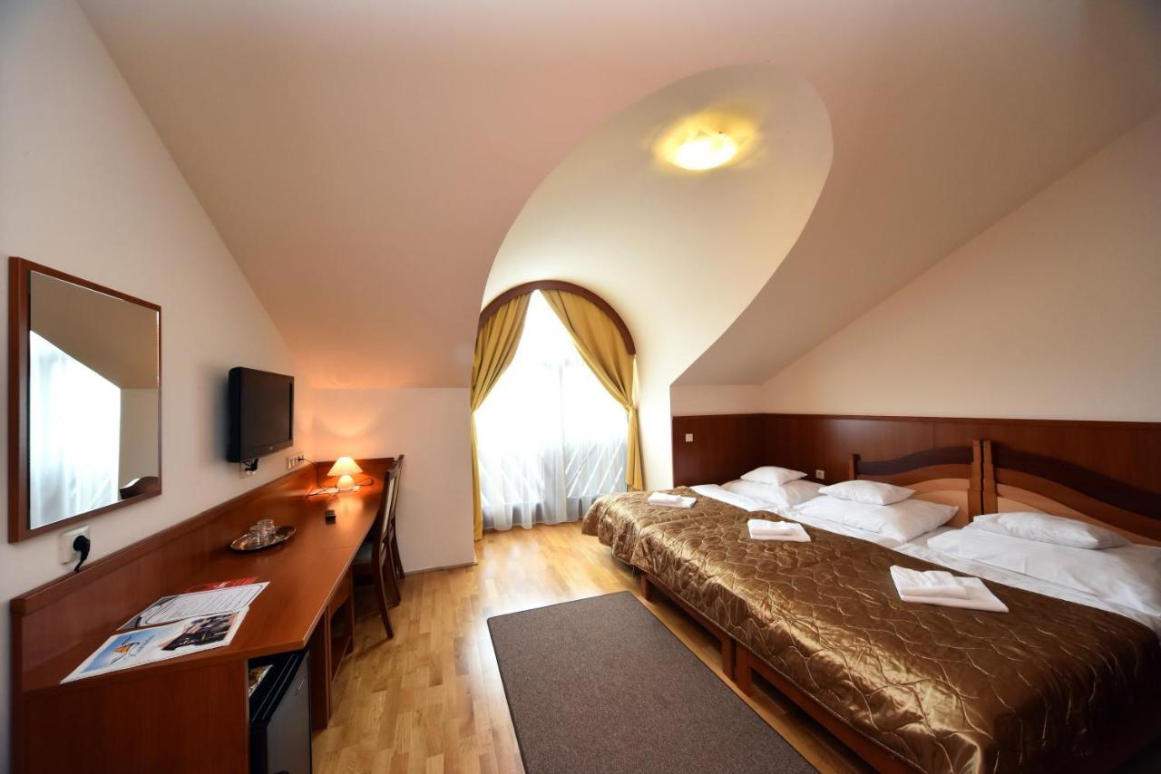 Hotel Kumania Kisujszallas Bagian luar foto