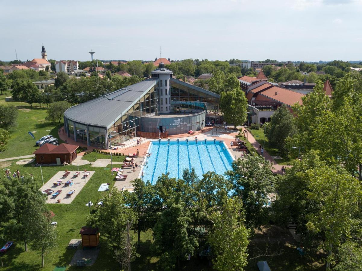Hotel Kumania Kisujszallas Bagian luar foto