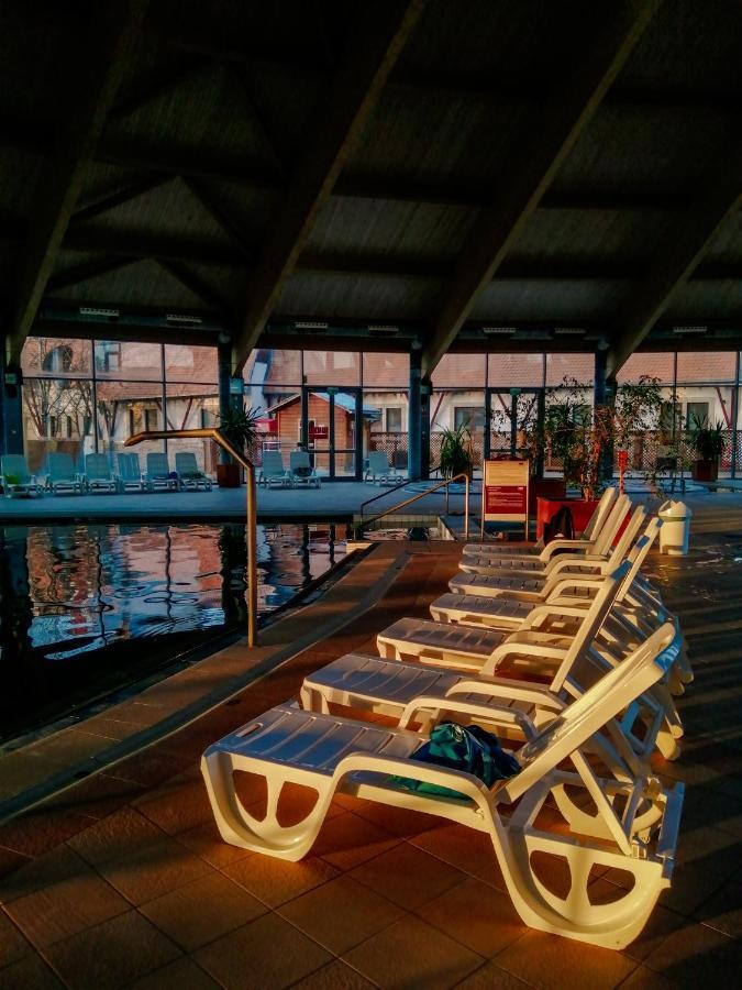 Hotel Kumania Kisujszallas Bagian luar foto
