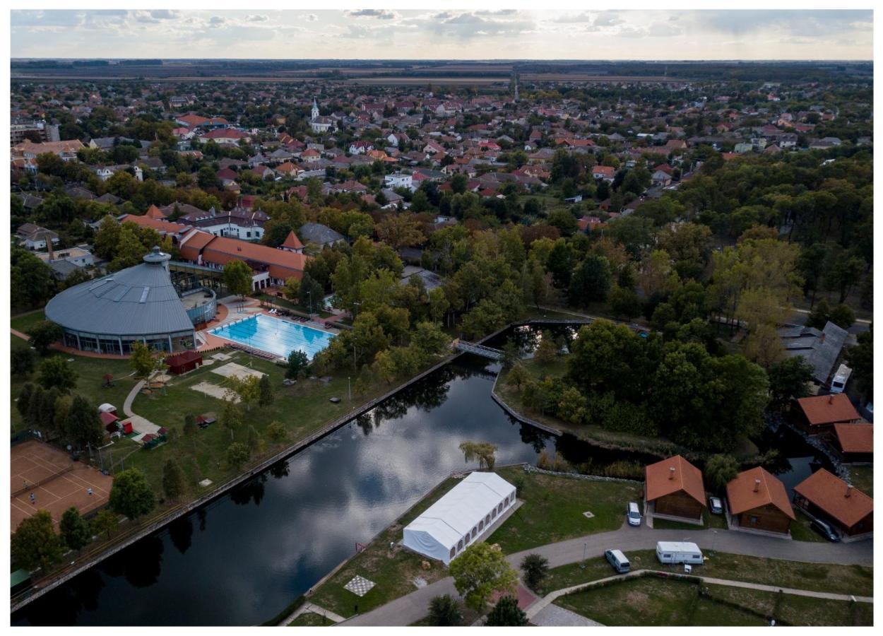 Hotel Kumania Kisujszallas Bagian luar foto