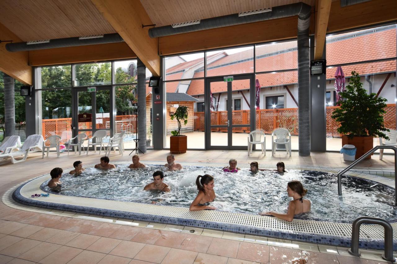 Hotel Kumania Kisujszallas Bagian luar foto