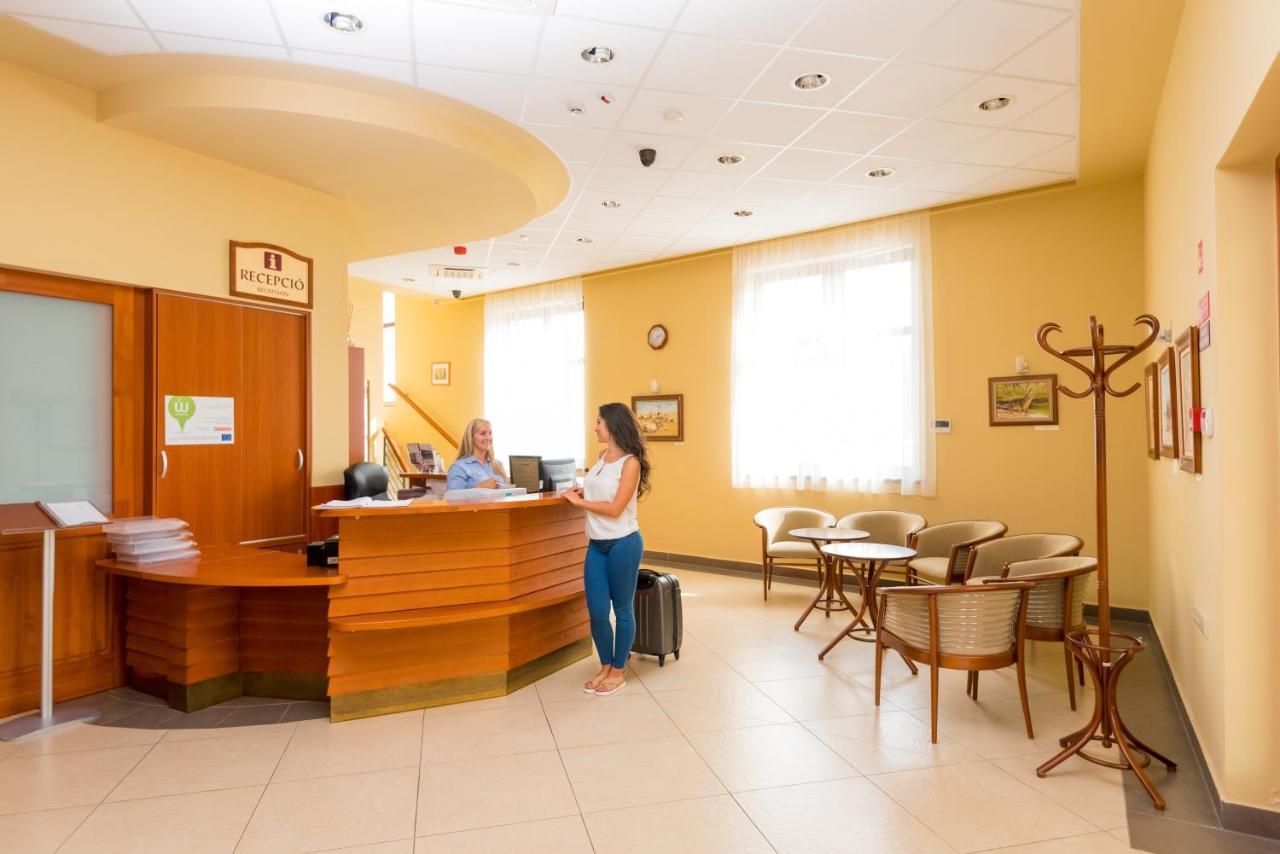 Hotel Kumania Kisujszallas Bagian luar foto