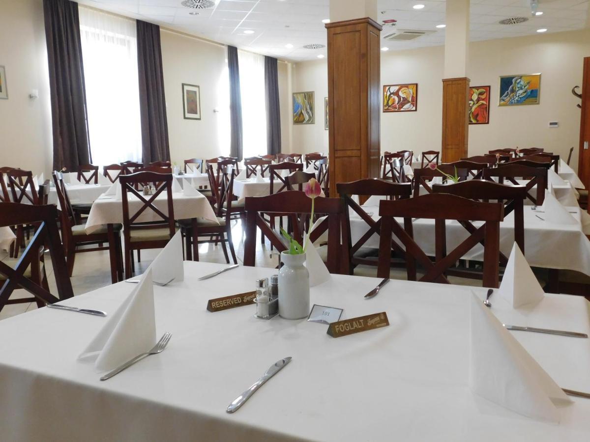 Hotel Kumania Kisujszallas Bagian luar foto