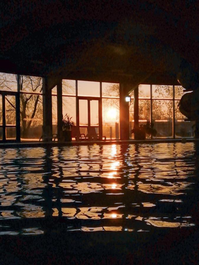 Hotel Kumania Kisujszallas Bagian luar foto