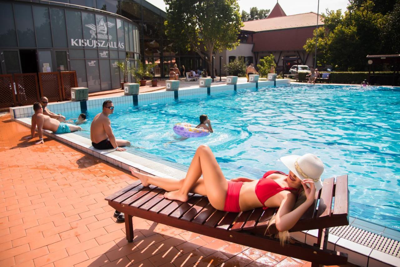 Hotel Kumania Kisujszallas Bagian luar foto