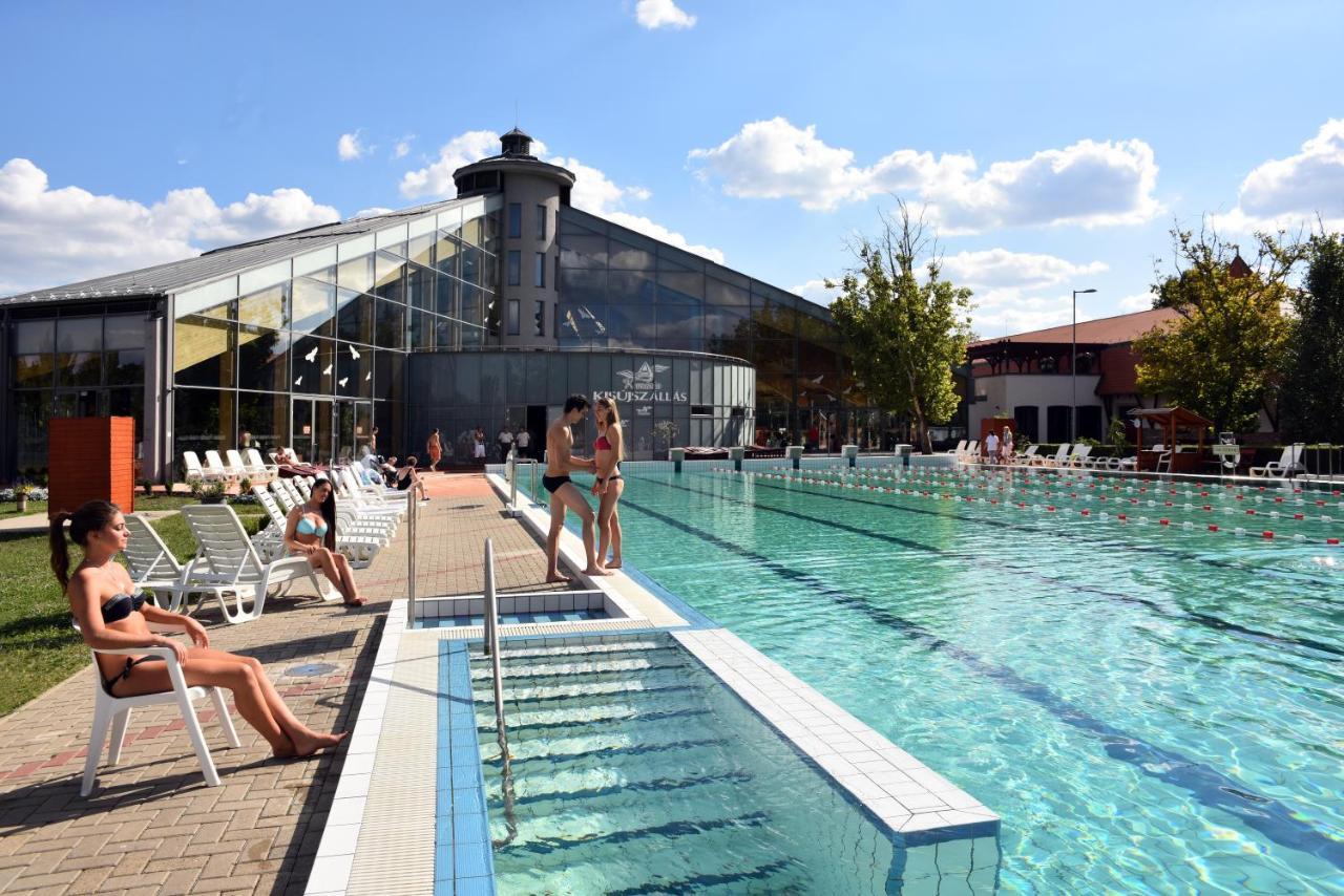 Hotel Kumania Kisujszallas Bagian luar foto