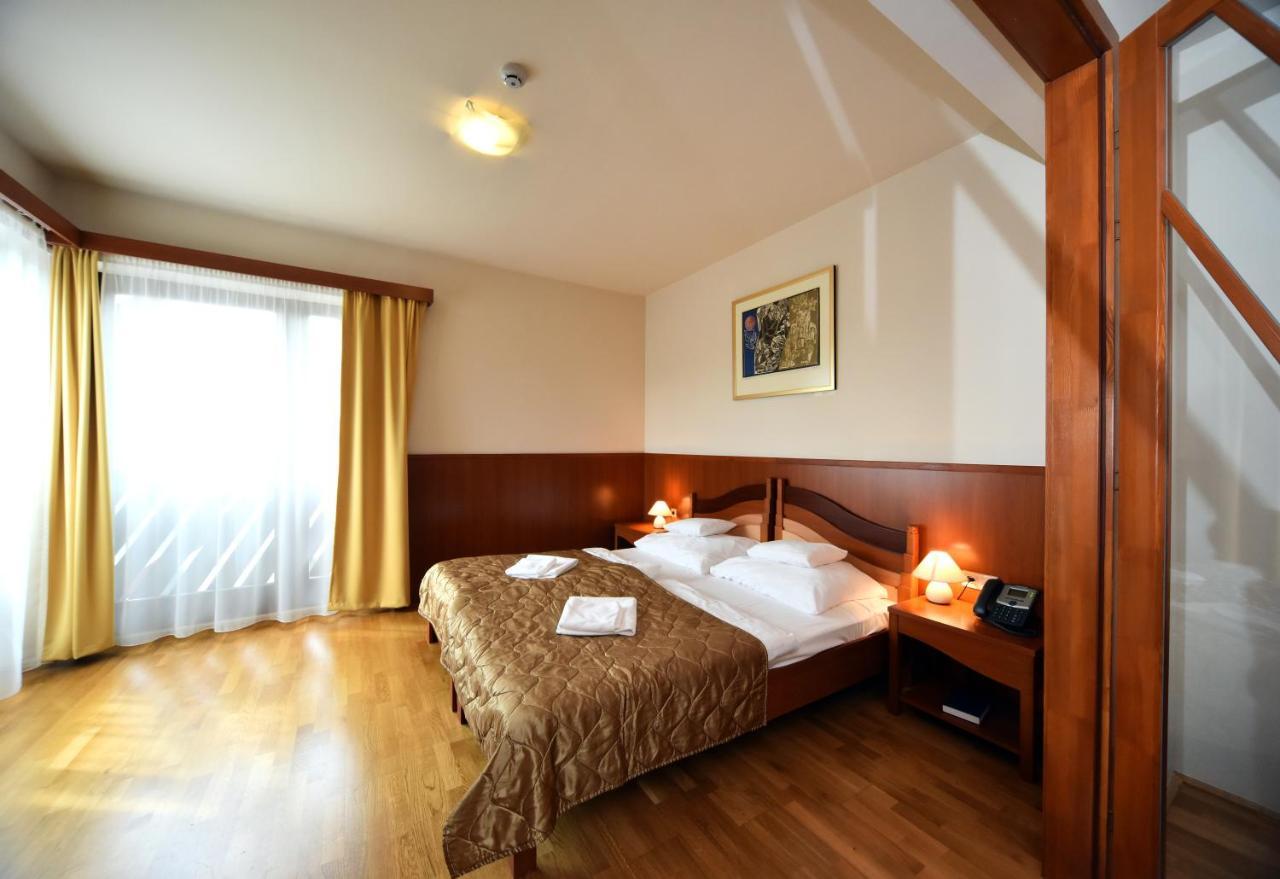 Hotel Kumania Kisujszallas Bagian luar foto