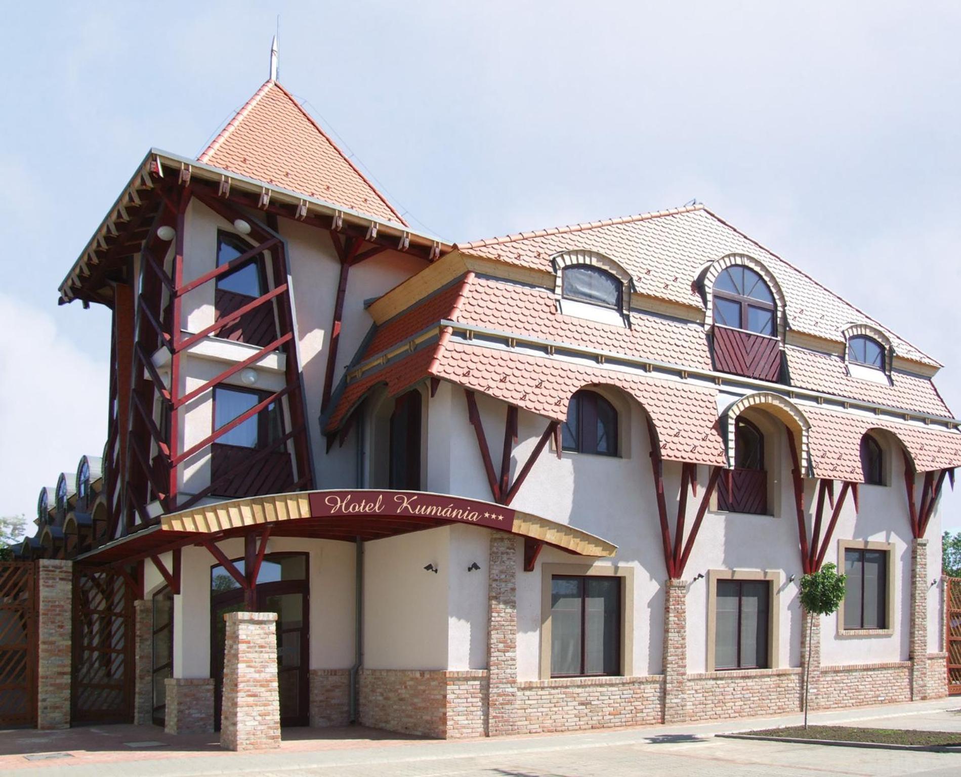 Hotel Kumania Kisujszallas Bagian luar foto